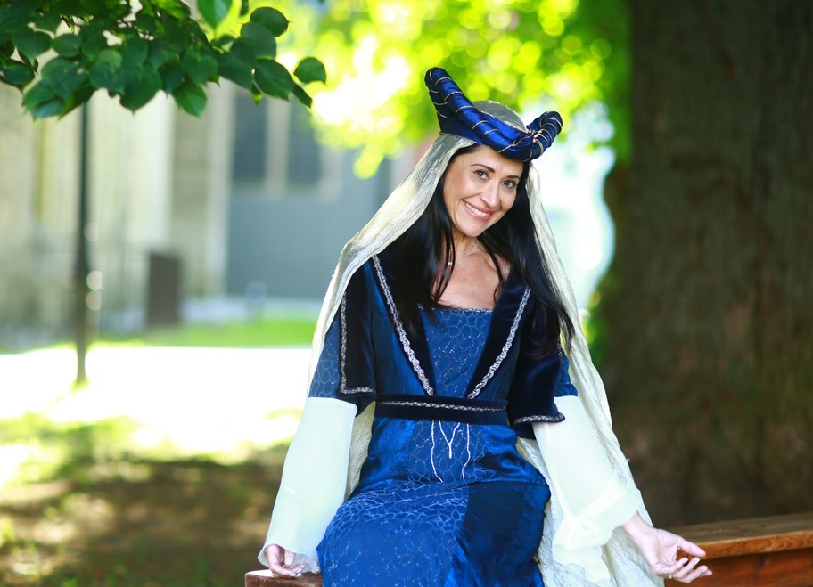 patty leone com traje medieval em tallin